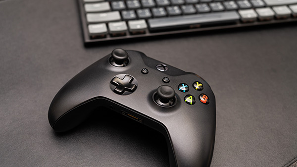 manette xbox series x ou s à côté d'un clavier d'ordinateur